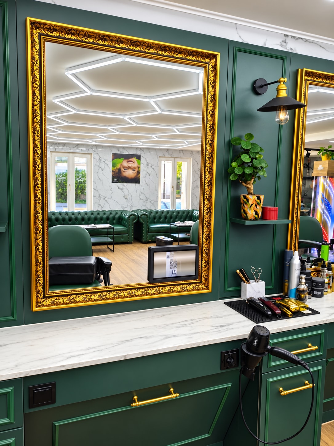 LoopScreen am Spiegel eines Salons mit grüner Einrichtung